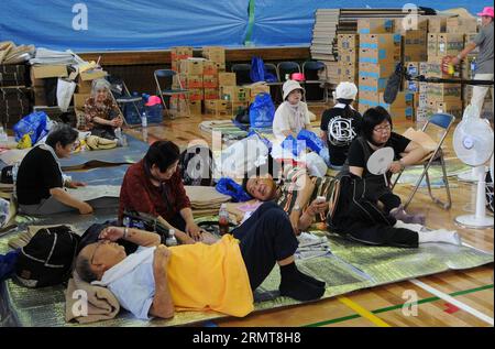 (140822) -- HIROSHIMA, 22 agosto 2014 -- i residenti locali cercano asilo in una scuola in Asaminami Ward di Hiroshima, Giappone, 22 agosto 2014. Un totale di 39 persone sono state confermate morte, mentre la cifra dei dispersi è aumentata di 43 mentre le operazioni di ricerca e salvataggio sono proseguite giovedì nella prefettura di Hiroshima nel Giappone occidentale, dopo le massicce frane di mercoledì innescate da piogge torrenziali, ha riferito la stampa locale ). (srb) GIAPPONE-HIROSHIMA-FRANA MaxXinghua PUBLICATIONxNOTxINxCHN Hiroshima 22 agosto 2014 i residenti locali CHIEDONO asilo IN una scuola nel distretto di Hiroshima Giappone 22 agosto 2014 per un totale di 39 Celebriti Foto Stock