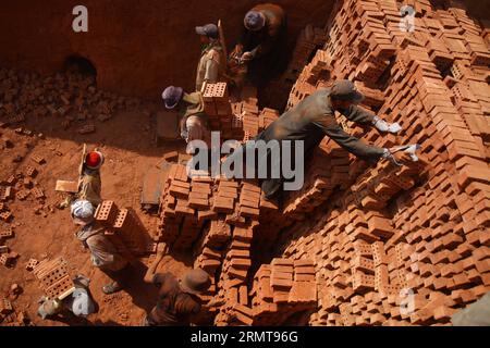 (140823) -- CAIRO, 23 agosto 2014 -- i lavoratori egiziani lavorano in una fabbrica di mattoni alla periferia del Cairo, Egitto, il 18 agosto 2014. ) (Dzl) EGYPT-ECONOMY-BRICK WORKER AhmedxGomaa PUBLICATIONxNOTxINxCHN Cairo Aug 23 2014 lavoratori egiziani lavorano IN una fabbrica di mattoni ALLA periferia del Cairo Egitto IL 18 agosto 2014 dzl Egypt Economy Brick Worker PUBLICATIONxNOTxINxCHN Foto Stock