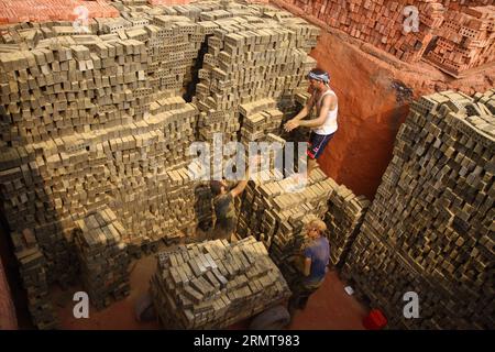 (140823) -- CAIRO, 23 agosto 2014 -- i lavoratori egiziani lavorano in una fabbrica di mattoni alla periferia del Cairo, Egitto, il 18 agosto 2014. ) (Dzl) EGYPT-ECONOMY-BRICK WORKER AhmedxGomaa PUBLICATIONxNOTxINxCHN Cairo Aug 23 2014 lavoratori egiziani lavorano IN una fabbrica di mattoni ALLA periferia del Cairo Egitto IL 18 agosto 2014 dzl Egypt Economy Brick Worker PUBLICATIONxNOTxINxCHN Foto Stock