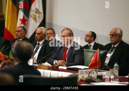 (140825) -- CAIRO, 25 agosto 2014 -- IL ministro libico degli affari esteri Mohamed Abdelaziz (C) partecipa alla quarta riunione ministeriale per i paesi limitrofi della Libia al Cairo, Egitto, 25 agosto 2014. ) EGITTO-CAIRO-LIBIA-RIUNIONE AhmedxGomaa PUBLICATIONxNOTxINxCHN Cairo agosto 25 2014 i ministri degli affari esteri libici Mohamed Abdel Aziz C partecipano alla quarta riunione ministeriale per i paesi limitrofi della Libia al Cairo Egitto agosto 25 2014 Egitto Cairo Libia Meeting PUBLICATIONxNOTxINxCHN Foto Stock