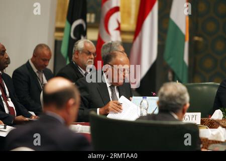 (140825) -- CAIRO, 25 agosto 2014 -- il ministro degli Esteri egiziano Sameh Hassan Shokry Selim (C) parla ai media durante la quarta riunione ministeriale per i paesi limitrofi della Libia al Cairo, Egitto, 25 agosto 2014. ) EGITTO-CAIRO-LIBIA-MEETING AhmedxGomaa PUBLICATIONxNOTxINxCHN Cairo agosto 25 2014 i ministri degli Esteri egiziani Sameh Hassan Selim C parlano ai media durante la quarta riunione ministeriale per i paesi limitrofi della Libia al Cairo Egitto agosto 25 2014 Egitto Cairo Libia Meeting PUBLICATIONxNOTxINxCHN Foto Stock