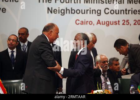 (140825) -- CAIRO, 25 agosto 2014 -- il ministro degli Esteri egiziano Sameh Hassan Shokry Selim (L, fronte) saluta il ministro degli Esteri sudanese Ali Kerti (R, fronte) durante la quarta riunione ministeriale per i paesi limitrofi della Libia al Cairo, Egitto, 25 agosto 2014. ) EGITTO-CAIRO-LIBIA-MEETING AhmedxGomaa PUBLICATIONxNOTxINxCHN Cairo Aug 25 2014 i ministri degli Esteri egiziani Sameh Hassan Selim l Front saluta i ministri degli Esteri sudanesi Ali r Front durante la 4a riunione ministeriale per i paesi limitrofi della Libia al Cairo Egitto Aug 25 2014 Egitto Cairo Libia Meeting PUBLICATIONxNOTxINxCHN Foto Stock