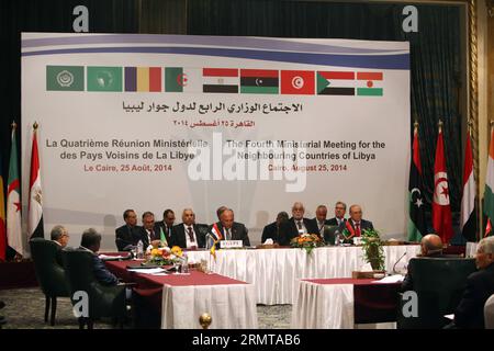 (140825) -- IL CAIRO, 25 agosto 2014 -- durante la quarta riunione ministeriale per i paesi limitrofi della Libia si tiene una conferenza stampa al Cairo, in Egitto, 25 agosto 2014. ) EGITTO-CAIRO-LIBIA-MEETING AhmedxGomaa PUBLICATIONxNOTxINxCHN Cairo agosto 25 2014 una conferenza stampa È eroe durante la quarta riunione ministeriale per i paesi vicini della Libia al Cairo Egitto agosto 25 2014 Egitto Cairo Libia Meeting PUBLICATIONxNOTxINxCHN Foto Stock