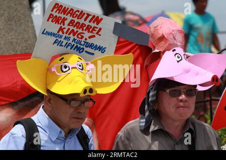 (140825) -- MANILA, 25 agosto 2014 -- la gente indossa cappelli di maiale durante una manifestazione di protesta a Manila, nelle Filippine, il 25 agosto 2014. Decine di migliaia di filippini hanno marciato per la tribuna di Quirino nella capitale filippina Manila lunedì per firmare la petizione contro il fondo prioritario di assistenza allo sviluppo, popolarmente noto come barile di maiale . FILIPPINE-MANILA-POLITICA-PROTESTA RouellexUmali PUBLICATIONxNOTxINxCHN Manila agosto 25 2014 le celebrità indossano cappelli di maiale durante un raduno di protesta a Manila nelle Filippine IL 25 2014 agosto decine di migliaia di celebrità Filippine hanno marciato verso il Foto Stock