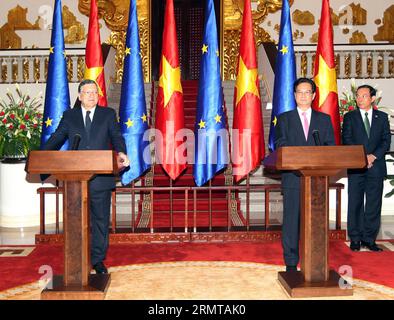 (140825) -- HANOI, 25 agosto 2014 -- il primo ministro vietnamita Nguyen Tan Dung (2a R) e il presidente della Commissione europea Jose Manuel Barroso (L) partecipano a un comunicato stampa dopo i colloqui svoltisi ad Hanoi, in Vietnam, 25 agosto 2014. Barroso è in visita ufficiale di due giorni in Vietnam. ) VIETNAM-HANOI-COMMISSIONE EUROPEA - VISITA VNA PUBLICATIONxNOTxINxCHN Hanoi agosto 25 2014 i primi ministri vietnamiti Nguyen TAN Dung 2° r e il presidente della Commissione europea Jose Manuel Barroso presento a un comunicato stampa dopo i colloqui ad Hanoi in Vietnam agosto 25 2014 Barroso È IN visita ufficiale di due giorni in Vietnam Vietnam Vietnam Hanoi European Com Foto Stock