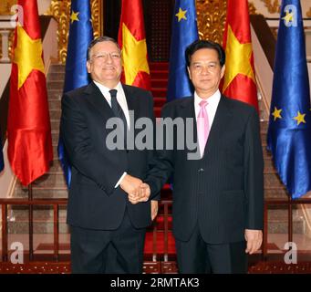 (140825) -- HANOI, 25 agosto 2014 -- il primo ministro vietnamita Nguyen Tan Dung (R) stringe la mano al presidente della Commissione europea Jose Manuel Barroso ad Hanoi, Vietnam, 25 agosto 2014. Barroso è in visita ufficiale di due giorni in Vietnam. ) VIETNAM-HANOI-COMMISSIONE EUROPEA-VISITA VNA PUBLICATIONxNOTxINxCHN Hanoi agosto 25 2014 i primi ministri vietnamiti Nguyen TAN Dung r Shakes Hands with European Commission President Jose Manuel Barroso a Hanoi Vietnam agosto 25 2014 Barroso È IN visita ufficiale di due giorni in Vietnam Vietnam Hanoi Commissione europea visita VNA PUBLICATIONxNOTxINxCHN Foto Stock