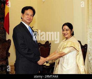 (140825)-- HANOI, 25 agosto 2014 -- il primo ministro vietnamita Nguyen Tan Dung (L) stringe la mano al ministro indiano degli affari esteri Sushma Swaraj ad Hanoi, capitale del Vietnam, 25 agosto 2014. Swaraj ha detto qui lunedì che si aspettava che l'India e il Vietnam raddoppiassero o triplichino i ricavi commerciali bilaterali e gli investimenti dal livello attuale. ) VIETNAM-HANOI-INDIA-MEETING VNA PUBLICATIONxNOTxINxCHN Hanoi agosto 25 2014 i primi ministri vietnamiti Nguyen TAN Dung l Shakes Hands with Indian Minister of External Affairs Sushma Swaraj a Hanoi capitale del Vietnam agosto 25 2014 Swaraj ha detto qui lunedì T. Foto Stock