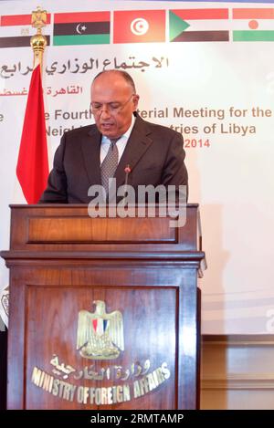 (140825) -- CAIRO, 25 agosto 2014 -- il ministro degli Esteri egiziano Sameh Shoukri risponde alle domande durante una conferenza stampa al Cairo, in Egitto, il 25 agosto 2014. I partecipanti alla quarta riunione ministeriale per i paesi limitrofi della Libia, convocata lunedì al Cairo, hanno adottato l'iniziativa proposta dall'Egitto che chiede il disarmo delle milizie, il sostegno al parlamento appena eletto e la ricostruzione delle istituzioni statali, tra gli altri passi chiave per stabilizzare il paese. ) EGITTO-CAIRO-LIBIA-MEETING ZhangxYuan PUBLICATIONxNOTxINxCHN Cairo ago 25 2014 i ministri degli Esteri egiziani Sameh Answers quest Foto Stock