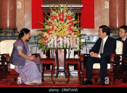 (140825)-- HANOI, 25 agosto 2014 -- il presidente vietnamita Truong Tan Sang (fronte R) stringe la mano al ministro indiano degli affari esteri Sushma Swaraj (L) ad Hanoi, capitale del Vietnam, 25 agosto 2014. Sushma Swaraj ha detto qui lunedì che si aspettava che l'India e il Vietnam raddoppiassero o triplichino le entrate commerciali e gli investimenti bilaterali dal livello attuale. ) VIETNAM-HANOI-INDIA-MEETING VNA PUBLICATIONxNOTxINxCHN Hanoi agosto 25 2014 il presidente vietnamita Truong TAN Sang r Front Shakes Hands with Indian Minister of External Affairs Sushma Swaraj l ad Hanoi capitale del Vietnam agosto 25 2014 Sushma Swaraj Foto Stock