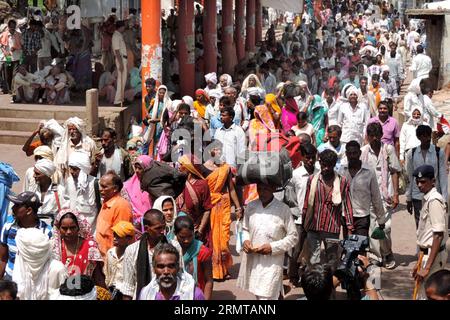 I pellegrini indù si riuniscono davanti alla fuga nel tempio di Kamtanath a Chitrakoot, distretto di Satna, nello stato centrale del Madhya Pradesh, India, il 25 agosto 2014. Almeno 10 persone, tra cui cinque donne, sono state uccise e più di 60 altre ferite in una fuga in un tempio indù nello stato indiano centrale del Madhya Pradesh lunedì mattina, ha detto un alto funzionario di polizia. ) INDIA-SATNA-TEMPLE-STAMPEDE Stringer PUBLICATIONxNOTxINxCHN pellegrini indù si riuniscono davanti allo Stampede AL Tempio nel Distretto Satna nello Stato centrale del Madhya Pradesh India IL 25 2014 agosto almeno 10 celebrità, tra cui cinque donne Foto Stock