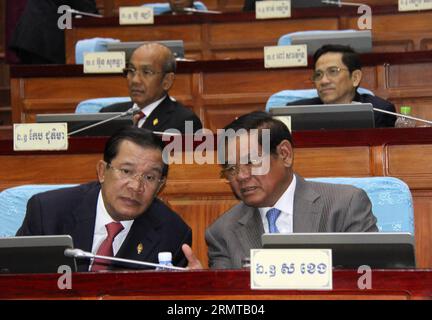 (140826) -- PHNOM PENH, ago. 26 2014 -- il primo ministro cambogiano Hun Sen (L, fronte) partecipa a una sessione parlamentare a Phnom Penh, Cambogia, il 26 agosto 2014. Tutti, tranne uno dei 123 legislatori dei partiti di governo e di opposizione, hanno votato per la loro nuova leadership martedì dopo che i leader dei due partiti hanno concordato un accordo senza precedenti per la condivisione del potere nell'organo legislativo il mese scorso. ) CAMBOGIA-PHNOM PENH-PARLIAMENT-RESHUFFLE Sovannara PUBLICATIONxNOTxINxCHN Phnom Penh agosto 26 2014 i primi ministri cambogiani HUN Sen l Front partecipano a una sessione parlamentare a Phnom Penh Cambogia IL GIORNO DI agosto Foto Stock