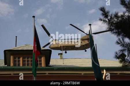 Un elicottero sorvola durante una cerimonia di cambio di comando presso il quartier generale dell'ISAF a Kabul, Afghanistan, il 26 agosto 2014. Il generale del corpo dei Marines Joseph F. Dunford Jr. Martedì consegnò il comando delle forze statunitensi e NATO di stanza in Afghanistan al suo successore, il generale dell'esercito americano James F. Campbell. Campbell. )(bxq) AFGHANISTAN-KABUL-ISAF-CHANGE-COMMAND AhmadxMassoud PUBLICATIONxNOTxINxCHN un elicottero VOLA durante una cerimonia di cambio di comando PRESSO il quartier generale ISAF a Kabul Afghanistan IL 26 2014 agosto IL generale del corpo della Marina degli Stati Uniti Joseph F Dunford Jr consegnato martedì Foto Stock