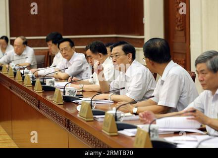 (140826) -- PECHINO, 26 agosto 2014 -- Zhang Dejiang (3rd R), presidente del Comitato permanente del Congresso nazionale del popolo cinese (NPC), partecipa alla decima riunione del 12th NPC Standing Committee a Pechino, Cina, 26 agosto 2014. Nella riunione di martedì, i legislatori hanno discusso se rivedere i metodi elettorali per l'amministratore delegato di Hong Kong nel 2017 e il suo Consiglio legislativo nel 2016, e hanno deliberato un disegno di legge per rivedere la legge sul bilancio del paese e hanno suggerito di metterla ai voti. ) (Zkr) CHINA-BEIJING-NPC-MEETING(CN) LiuxWeibing PUBLICATIONxNOTxINxCHN Beijing Aug 26 2014 Zhang Dejiang 3rd r Chai Foto Stock