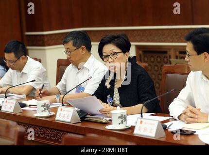 (140826) -- PECHINO, 26 agosto 2014 -- la rappresentante della HKSAR Laura Cha Shih May-lung (2nd R) parla alla decima riunione del 12th National People S Congress (NPC) Standing Committee a Pechino, Cina, 26 agosto 2014. Nella riunione di martedì, i legislatori hanno discusso se rivedere i metodi elettorali per l'amministratore delegato di Hong Kong nel 2017 e il suo Consiglio legislativo nel 2016, e hanno deliberato un disegno di legge per rivedere la legge sul bilancio del paese e hanno suggerito di metterla ai voti. ) (Zkr) CHINA-BEIJING-NPC-MEETING(CN) LiuxWeibing PUBLICATIONxNOTxINxCHN Pechino agosto 26 2014 Rappresentante HKSAR Laura Cha Shih May Foto Stock