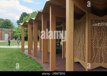 Serpentine Pavilion 2023 Un tavolo disegnato da Lina Ghotmeh - architettura Foto Stock