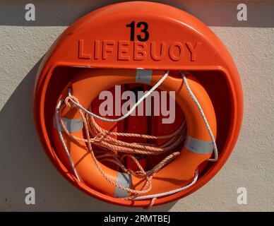 Lifebuoy a Exmouth Beach, Dorset, Regno Unito Foto Stock