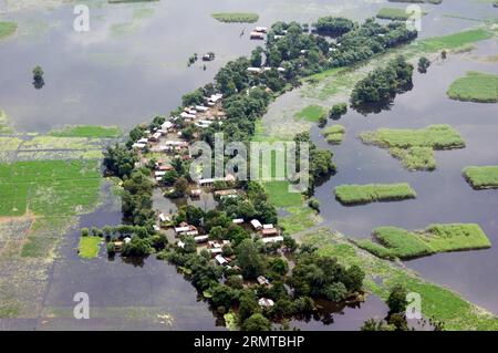 (140827) -- ASSAM, Aug. 27, 2014 -- foto scattata il 27 agosto 2014 mostra una vista aerea di un'area colpita dalle inondazioni nello stato nordorientale dell'Assam in India. Oltre 1,2 milioni di persone sono state colpite dalle inondazioni nello stato indiano nordorientale dell'Assam, dove i fiumi, tra cui il Brahmaputra e i suoi affluenti, continuano a salire oltre il livello di pericolo, ha detto funzionari mercoledì. ) INDIA-ASSAM-FLOOD Stringer PUBLICATIONxNOTxINxCHN Assam agosto 27 2014 foto scattata IL 27 2014 agosto mostra la vista aerea di un'area colpita dall'alluvione nello Stato dell'Assam nord-orientale dell'India oltre 1 2 milioni di celebrità sono state colpite Foto Stock