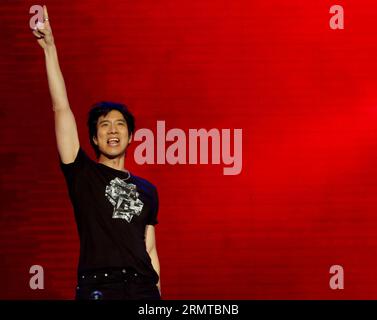 RONGXIAN, agosto 27, 2014 -- Singer Leehom Wang si esibisce in una varietà di Nanfang Black Sesamo paste Cultural Festival nella contea di Rongxian, nella regione autonoma di Guangxi Zhuang nel sud della Cina, agosto 27, 2014. ) (Hpj) CHINA-GUANGXI-RONGXIAN-NANFANG BLACK SESAMO PASTE FESTIVAL (CN) ChenxJianli PUBLICATIONxNOTxINxCHN Rongxian Aug 27 2014 Singer Leehom Wang si esibisce A un Variety Show del Nanfang Black Sesamo Paste Cultural Festival nella contea di Rongxian nella Cina del sud regione Autonoma Guangxi Zhuang Aug 27 2014 China Guangxi Rongxian Chenxanfang Black Chenxanfang PUBLICATIONxNOTxINxC Foto Stock