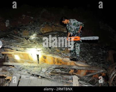 (140828) -- FUQUAN, 28 agosto 2014 -- Un soccorritore lavora nel sito della frana nel villaggio di Yingping nella città di Fuquan, nella provincia di Guizhou nella Cina sud-occidentale, il 28 agosto 2014. Una persona è stata uccisa, e undici rimangono dispersi dopo che una frana ha colpito un villaggio nella provincia di Guizhou nella Cina sud-occidentale mercoledì sera. )(bxq) CHINA-GUIZHOU-FUQUAN-LANDSLIDE (CN) LiuxXu PUBLICATIONxNOTxINxCHN Fuquan Aug 28 2014 un soccorritore lavora PRESSO il sito della frana nel villaggio di Fuquan City nella provincia di Guizhou nella Cina sud-occidentale NELL'agosto 28 2014 una persona che HA UCCISO e undici rimangono dispersi dopo una frana che ha colpito un vi Foto Stock