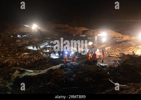 (140828) -- FUQUAN, ago. 28, 2014 -- i soccorritori lavorano sul sito della frana nel villaggio di Yingping della città di Daoping nella città di Fuquan della prefettura di Qiannan, nella provincia di Guizhou della Cina sud-occidentale, 28 agosto 2014. Almeno sei persone sono state uccise e 21 sono rimaste dispersi a partire da giovedì mattina, dopo che una frana ha colpito il villaggio mercoledì sera. Un totale di 77 case crollarono o furono sepolte nella frana e la vita di 154 abitanti del villaggio ne fu colpita). (lfj) CHINA-GUIZHOU-FUQUAN-LANDSLIDE (CN) WuxRubo PUBLICATIONxNOTxINxCHN Fuquan Aug 28 2014 lavori di salvataggio PRESSO il sito della frana nel villaggio di Daoping Foto Stock