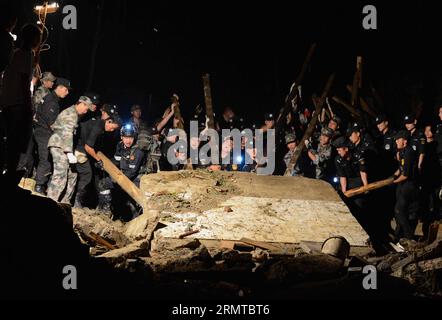 (140828) -- FUQUAN, ago. 28, 2014 -- i soccorritori lavorano sul sito della frana nel villaggio di Yingping della città di Daoping nella città di Fuquan della prefettura di Qiannan, nella provincia di Guizhou della Cina sud-occidentale, 28 agosto 2014. Almeno sei persone sono state uccise e 21 sono rimaste dispersi a partire da giovedì mattina, dopo che una frana ha colpito il villaggio mercoledì sera. Un totale di 77 case crollarono o furono sepolte nella frana e la vita di 154 abitanti del villaggio ne fu colpita). (lfj) FOCUS CHINA-GUIZHOU-FUQUAN-LANDSLIDE (CN) WuxRubo PUBLICATIONxNOTxINxCHN Fuquan Aug 28 2014 lavori di salvataggio PRESSO il sito della frana nel villaggio di D. Foto Stock