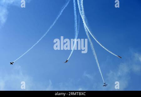 FAKU, 27 agosto 2014 -- quattro aerei del Red Bull Aerobatic Team volano in formazione in uno spettacolo aereo a Faku, provincia di Liaoning della Cina nordorientale, 27 agosto 2014. Il Red Bull Aerobatic Team of China, la prima squadra di acrobazie illimitate della nazione, è stata fondata dal pilota professionista Zhao Wei il 20 settembre 2013. Oltre a Zhao, i membri della squadra sono tutti sudafricani. Il team ha quattro aerei XA 42, gli aerei acrobatici di livello superiore che consentono a un pilota di volare ad altitudini molto più basse e a velocità più lente e quindi forniscono un impatto visivo molto più forte per gli spettatori. La squadra acrobatica si sta preparando Foto Stock