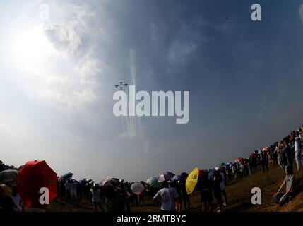 FAKU, 27 agosto 2014 -- quattro aerei del Red Bull Aerobatic Team volano in formazione in uno spettacolo aereo a Faku, provincia di Liaoning della Cina nordorientale, 27 agosto 2014. Il Red Bull Aerobatic Team of China, la prima squadra di acrobazie illimitate della nazione, è stata fondata dal pilota professionista Zhao Wei il 20 settembre 2013. Oltre a Zhao, i membri della squadra sono tutti sudafricani. Il team ha quattro aerei XA 42, gli aerei acrobatici di livello superiore che consentono a un pilota di volare ad altitudini molto più basse e a velocità più lente e quindi forniscono un impatto visivo molto più forte per gli spettatori. La squadra acrobatica si sta preparando Foto Stock