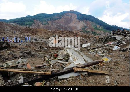 (140828) -- FUQUAN, Aug. 28, 2014 -- foto scattata il 28 agosto 2014 mostra il sito della frana nel villaggio di Yingping della città di Daoping nella città di Fuquan della prefettura di Qiannan, nella provincia di Guizhou nella Cina sud-occidentale. Sette persone sono state uccise e 20 sono rimaste dispersi a partire da giovedì pomeriggio, dopo che una frana ha colpito il villaggio mercoledì sera. Un totale di 77 case crollarono o furono sepolte nella frana e la vita di 154 abitanti del villaggio ne fu colpita). (lfj) CHINA-GUIZHOU-FUQUAN-LANDSLIDE (CN) LiuxXu PUBLICATIONxNOTxINxCHN Fuquan Aug 28 2014 la foto scattata IL 28 2014 agosto mostra il sito della frana Foto Stock