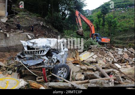 (140828) -- FUQUAN, agosto 28, 2014 -- Un'automobile è depredata dalla frana nel villaggio di Yingping di Daoping Town nella città di Fuquan della prefettura di Qiannan, nella provincia di Guizhou nella Cina sud-occidentale, il 28 agosto 2014. Sette persone sono state uccise e 20 sono rimaste dispersi a partire da giovedì pomeriggio, dopo che una frana ha colpito il villaggio mercoledì sera. Un totale di 77 case crollarono o furono sepolte nella frana e la vita di 154 abitanti del villaggio ne fu colpita). (lfj) CHINA-GUIZHOU-FUQUAN-LANDSLIDE (CN) LiuxXu PUBLICATIONxNOTxINxCHN Fuquan Aug 28 2014 un'automobile VIENE destordita dalla frana nel villaggio di Daoping Town Foto Stock