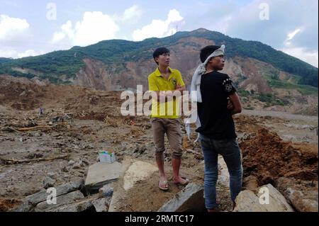 (140828) -- FUQUAN, ago. 28, 2014 -- Un abitante (R) che ha perso un parente nella frana, si trova su detriti nel villaggio di Yingping della città di Daoping nella città di Fuquan della prefettura di Qiannan, nella provincia di Guizhou della Cina sud-occidentale, il 28 agosto 2014. Sette persone sono state uccise e 20 sono rimaste dispersi a partire da giovedì pomeriggio, dopo che una frana ha colpito il villaggio mercoledì sera. Un totale di 77 case crollarono o furono sepolte nella frana e la vita di 154 abitanti del villaggio ne fu colpita). (lfj) CHINA-GUIZHOU-FUQUAN-LANDSLIDE (CN) LiuxXu PUBLICATIONxNOTxINxCHN Fuquan Aug 28 2014 un villaggio r che ha perso un parente Foto Stock