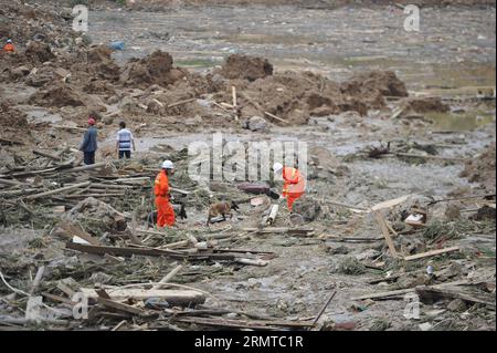 (140828) -- FUQUAN, ago. 28, 2014 -- i soccorritori lavorano sul sito della frana nel villaggio di Yingping di Daoping Town nella città di Fuquan della prefettura di Qiannan, nella provincia di Guizhou nella Cina sud-occidentale, il 28 agosto 2014. Sette persone sono state uccise e 20 sono rimaste dispersi a partire da giovedì pomeriggio, dopo che una frana ha colpito il villaggio mercoledì sera. Un totale di 77 case crollarono o furono sepolte nella frana e la vita di 154 abitanti del villaggio ne fu colpita). (lfj) CHINA-GUIZHOU-FUQUAN-LANDSLIDE (CN) LiuxXu PUBLICATIONxNOTxINxCHN Fuquan Aug 28 2014 lavori di salvataggio PRESSO il sito della frana nel villaggio di da Foto Stock