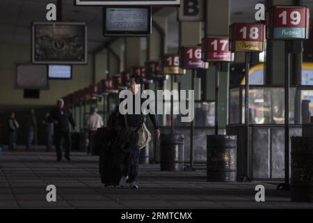 (140828) -- BUENOS AIRES, 28 agosto 2014 -- Un uomo cammina sulla piattaforma della stazione degli autobus di Buenos Aires durante uno sciopero generale di 24 ore, nella città di Buenos Aires, capitale dell'Argentina, il 28 agosto 2014. Lo sciopero generale di 24 ore, svoltosi in tutto il paese, è stato organizzato dalla Confederazione generale del lavoro, per chiedere un aumento salariale, un aumento immediato per i pensionati, il controllo della spirale inflazionistica, e per eliminare la tassa sugli utili che tassava tutti quei lavoratori che ricevono oltre 15.000 pesos (1.777 dollari USA) ogni mese. Martin Zabala) (jg) (fnc) ARGENTINA-BUENOS AIRES- Foto Stock