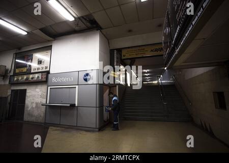 (140828) -- BUENOS AIRES, 28 agosto 2014 -- un custode tiene i suoi strumenti di lavoro davanti a una biglietteria chiusa della metropolitana di Buenos Aires, sulla linea D, una delle quattro linee della metropolitana che non funzionano, durante uno sciopero generale di 24 ore, nella città di Buenos Aires, capitale dell'Argentina, il 28 agosto 2014. Lo sciopero generale di 24 ore, realizzato in tutto il paese, è stato organizzato dalla Confederazione generale del lavoro, per chiedere un aumento salariale, un aumento immediato per i pensionati, il controllo della spirale inflazionistica, e per eliminare la tassa sui profitti che tassava tutti i lavoratori che ricevono ov Foto Stock