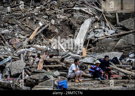 (140829) -- FUQUAN, 29 agosto 2014 -- i parenti delle vittime si trovano di fronte ai detriti di frana nel villaggio di Yingping della città di Fuquan, provincia di Guizhou nella Cina sud-occidentale, 29 agosto 2014. Il bilancio delle vittime è salito a 15 con altri otto mancanti dopo che una frana ha distrutto il villaggio, ha detto le autorità locali venerdì. La frana ha colpito il villaggio alle 20:30, mercoledì, ferendo 22 persone e rovesciando 77 case oltre a quelle uccise o dispersi. ) (lfj) CHINA-GUIZHOU-FUQUAN-LANDSLIDE (CN) LiuxXu PUBLICATIONxNOTxINxCHN Fuquan agosto 29 2014 i parenti delle vittime si trovano di fronte a deb Foto Stock