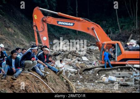 (140829) -- FUQUAN, ago. 29, 2014 -- i parenti piangono per le vittime nel sito della frana nel villaggio di Yingping della città di Fuquan, sud-ovest della Cina, provincia di Guizhou, 29 agosto 2014. Il bilancio delle vittime è salito a 15 con altri otto mancanti dopo che una frana ha distrutto il villaggio, ha detto le autorità locali venerdì. La frana ha colpito il villaggio alle 20:30, mercoledì, ferendo 22 persone e rovesciando 77 case oltre a quelle uccise o dispersi. ) (lfj) CHINA-GUIZHOU-FUQUAN-LANDSLIDE (CN) LiuxXu PUBLICATIONxNOTxINxCHN Fuquan Aug 29 2014 parenti Morne per le vittime NEL sito delle terre Foto Stock