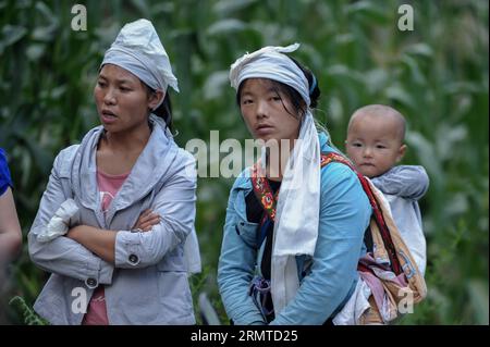 (140829) -- FUQUAN, ago. 29, 2014 -- i parenti piangono per le vittime nel sito della frana nel villaggio di Yingping della città di Fuquan, sud-ovest della Cina, provincia di Guizhou, 29 agosto 2014. Il bilancio delle vittime è salito a 15 con altri otto mancanti dopo che una frana ha distrutto il villaggio, ha detto le autorità locali venerdì. La frana ha colpito il villaggio alle 20:30, mercoledì, ferendo 22 persone e rovesciando 77 case oltre a quelle uccise o dispersi. ) (lfj) CHINA-GUIZHOU-FUQUAN-LANDSLIDE (CN) LiuxXu PUBLICATIONxNOTxINxCHN Fuquan Aug 29 2014 parenti Morne per le vittime NEL sito delle terre Foto Stock