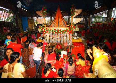 (140829) -- KATHMANDU, 29 agosto 2014 -- i devoti indù offrono preghiere nel tempio di Ganesh durante il festival di Ganesh Chaturthi a Kathmandu, Nepal, 29 agosto 2014. Il festival segna il compleanno di Lord Ganesha, ampiamente venerato dagli indù come il dio della saggezza, della prosperità e della buona fortuna. NEPAL-KATHMANDU-FESTIVAL-GANESH CHATURTHI SunilxSharma PUBLICATIONxNOTxINxCHN Kathmandu agosto 29 2014 i devoti indù OFFRONO preghiere nel tempio di Ganesh durante il Ganesh Chaturthi Festival a Kathmandu Nepal agosto 29 2014 il Festival segna il compleanno di Lord Ganesha che È ampiamente adorato dagli indù come il G Foto Stock