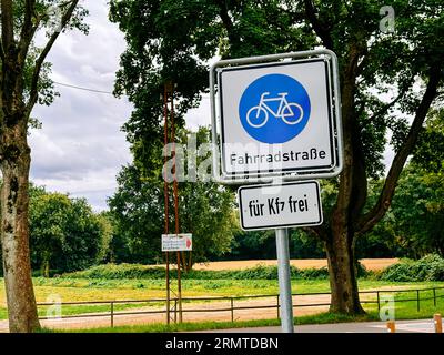 Segnaletica per la corsia ciclabile sulla strada di campagna in Germania Foto Stock