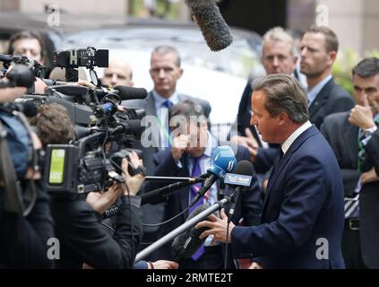 (140830) -- BRUXELLES, 30 agosto 2014 -- il primo ministro britannico David Cameron parla con i media mentre arriva alla sede centrale del Consiglio europeo in vista del vertice speciale dell'Unione europea (UE) a Bruxelles, in Belgio, il 30 agosto 2014. Il sostegno all'Ucraina e ulteriori sanzioni contro la Russia dovrebbero essere in cima all'ordine del giorno del vertice speciale di sabato. ) VERTICE BELGIO-BRUXELLES-UE-UCRAINA ZhouxLei PUBLICATIONxNOTxINxCHN Bruxelles agosto 30 2014 il primo ministro britannico David Cameron parla con i media mentre arriva ALLA sede del Consiglio europeo prima dello speciale UE dell'Unione europea Foto Stock