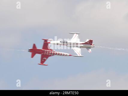 (140830) -- ANKARA, 30 agosto 2014 -- la squadra dimostrativa acrobatica delle stelle turche dell'Aeronautica militare turca si esibisce durante una parata militare che segna il 92 ° anniversario del giorno della Vittoria ad Ankara, capitale della Turchia, 30 agosto 2014. ) TURCHIA-ANKARA-VICTORY DAY-MILITARY PARADE MertxMacit PUBLICATIONxNOTxINxCHN Ankara Aug 30 2014 la squadra dimostrativa Aerobatica dell'Aeronautica militare turca Turkish Stars si esibisce durante una parata militare che segna l'anniversario del giorno della Vittoria ad Ankara capitale della Turchia Aug 30 2014 Turchia Ankara Victory Day Military Parade PUBLICATIONXNOTxINxCHN Foto Stock