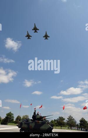 (140830) -- ANKARA, 30 agosto 2014 -- i caccia turchi a getto partecipano alla parata militare che segna il 92° anniversario del giorno della Vittoria ad Ankara, capitale della Turchia, 30 agosto 2014. ) TURCHIA-ANKARA-VICTORY DAY-MILITARY PARADE MertxMacit PUBLICATIONxNOTxINxCHN Ankara Aug 30 2014 i combattenti turchi a getto partecipano alla parata militare che segna l'anniversario del giorno della Vittoria ad Ankara capitale della Turchia Aug 30 2014 Turchia Ankara Victory Day Military Parade PUBLICATIONxNOTxINxCHN Foto Stock