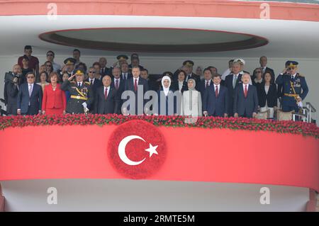 (140830) -- ANKARA, 30 agosto 2014 -- il presidente turco Recep Tayyip Erdogan (5th L) esamina la parata militare che segna il 92 ° anniversario del giorno della Vittoria ad Ankara, capitale della Turchia, 30 agosto 2014. ) TURCHIA-ANKARA-VICTORY DAY-MILITARY PARADE MertxMacit PUBLICATIONxNOTxINxCHN Ankara Aug 30 2014 Presidente turco Recep Tayyip Erdogan 5th l Recensioni Military Parade che segna l'anniversario del giorno della Vittoria ad Ankara capitale della Turchia Aug 30 2014 Turchia Ankara Victory Day Military Parade PUBLICATIONxNOTxINxCHN Foto Stock