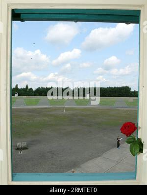 (140901) -- FRANCOFORTE (GERMANIA), 1 settembre 2014 -- l'ex campo di concentramento nazista di Sachsenhausen è visto attraverso una finestra della torre A a Oranienburg, vicino a Berlino, in Germania, il 21 agosto 2014. Il campo di concentramento nazista di Sachsenhausen fu costruito a Oranienburg a circa 35 km a nord di Berlino nel 1936 e imprigionò circa 220.000 persone tra il 1936 e il 1945. Il sito ora è servito come memoriale e museo per conoscere la storia all'interno dei dintorni autentici, tra cui i resti di edifici e altre reliquie del campo. ) GERMANIA-CAMPO DI CONCENTRAMENTO DI SACHSENHAUSEN luoxhuanhuan PUBLICATIONxNOTxIN Foto Stock