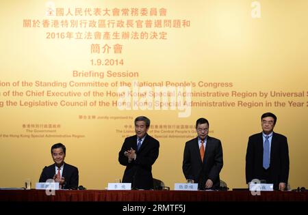(140901) -- HONG KONG, 1 settembre 2014 -- li Fei (2nd L), vice segretario generale del comitato permanente del Congresso nazionale del popolo (NPC), amministratore delegato di Hong Kong C Y Leung (1st L), Zhang Rongshun (2nd R), vicepresidente della Commissione affari legislativi del comitato permanente dell'NPC, e vicedirettore dell'Ufficio affari di Hong Kong e Macao del Consiglio di Stato Feng Wei partecipa a una sessione informativa sulla decisione del comitato permanente NPC su questioni relative alla selezione del direttore esecutivo della regione amministrativa speciale di Hong Kong da parte del suffragio universale e su la Foto Stock