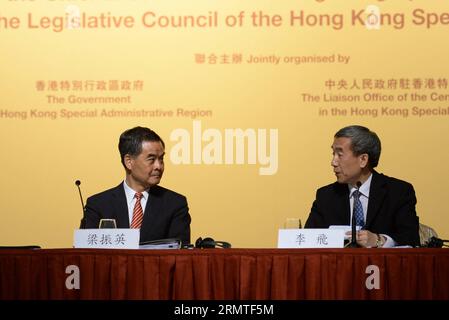 (140901) -- HONG KONG, 1 settembre 2014 -- li Fei (R), vice segretario generale del Comitato permanente del Congresso Nazionale del popolo (NPC), colloqui con l'amministratore delegato di Hong Kong C Y Leung nel corso di una sessione informativa sulla decisione del comitato permanente dell'NPC su questioni relative alla selezione del direttore esecutivo della regione amministrativa speciale di Hong Kong da parte del suffragio universale e sul metodo per la formazione del Consiglio legislativo di la regione amministrativa speciale di Hong Kong nell'anno 2016, a Hong Kong, Cina meridionale, 1 settembre 2014. ) (HDT) CINA-HONG KONG-NPC-SESSIONE INFORMATIVA (CN) QINXQING Foto Stock