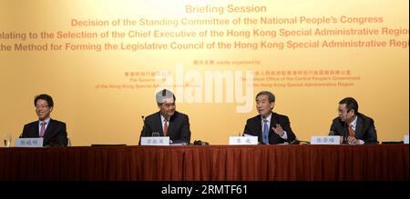 (140901) -- HONG KONG, 1 settembre 2014 -- li Fei (2a R), vice segretario generale del Comitato permanente del Congresso Nazionale del popolo (NPC), risponde alle domande nel corso di una sessione informativa riguardante la decisione del comitato permanente NPC su questioni relative alla selezione del direttore esecutivo della regione amministrativa speciale di Hong Kong da parte del suffragio universale e sul metodo per la formazione del Consiglio legislativo della regione amministrativa speciale di Hong Kong in The Year 2016, a Hong Kong, Cina meridionale, 1 settembre 2014. ) (hdt) CINA-HONG KONG-NPC-SESSIONE INFORMATIVA (CN) QinxQing PUBLICATIONxNOTxINxCHN Foto Stock