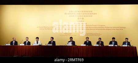 (140901) -- HONG KONG, 1 settembre 2014 -- li Fei (4a R), vice segretario generale del Comitato permanente del Congresso Nazionale del popolo (NPC), è presente a una sessione informativa sulla decisione del comitato permanente NPC su questioni relative alla selezione del direttore esecutivo della regione amministrativa speciale di Hong Kong da parte del suffragio universale e sul metodo per la formazione del Consiglio legislativo della regione amministrativa speciale di Hong Kong in The Year 2016, a Hong Kong, Cina meridionale, 1 settembre 2014. ) (hdt) CINA-HONG KONG-NPC-SESSIONE INFORMATIVA (CN) QinxQing PUBLICATIONxNOTxINxCHN Hong K Foto Stock