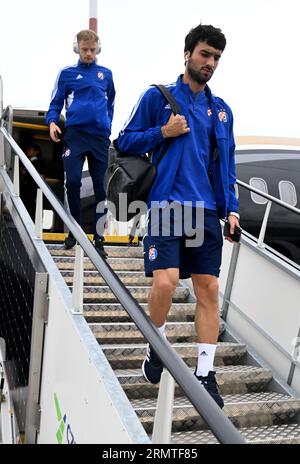 Zagabria, Zagabria. 30 agosto 2023. Maxime Bernauer e Mahir Emreli della Dinamo Zagabria arrivano all'aeroporto Vaclav Havel di Praga davanti alla 2a tappa di UEFA Europa League Play-off contro lo Sparta Praha il 30 agosto 2023 a Praga, Repubblica Ceca. Foto: Marko Lukunic/PIXSELL. Crediti: Pixsell/Alamy Live News Foto Stock