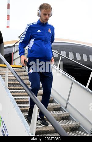 Zagabria, Zagabria. 30 agosto 2023. Maxime Bernauer della Dinamo Zagabria arriva all'aeroporto Vaclav Havel di Praga davanti alla seconda tappa di UEFA Europa League Play-off contro lo Sparta Praha il 30 agosto 2023 a Praga, Repubblica Ceca. Foto: Marko Lukunic/PIXSELL credito: Pixsell/Alamy Live News Foto Stock