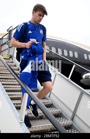 Zagabria, Zagabria. 30 agosto 2023. Gabriel Rukavina della Dinamo Zagabria arriverà all'Aeroporto Vaclav Havel di Praga davanti alla seconda tappa di UEFA Europa League Play-off contro lo Sparta Praha il 30 agosto 2023 a Praga, Repubblica Ceca. Foto: Marko Lukunic/PIXSELL credito: Pixsell/Alamy Live News Foto Stock